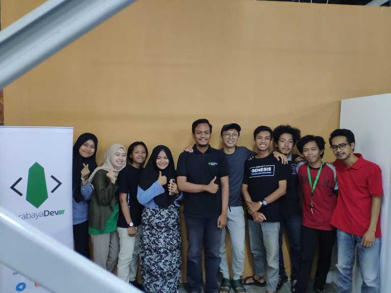 Pengurus komunitas surabayadev foto bersama di akhir acara