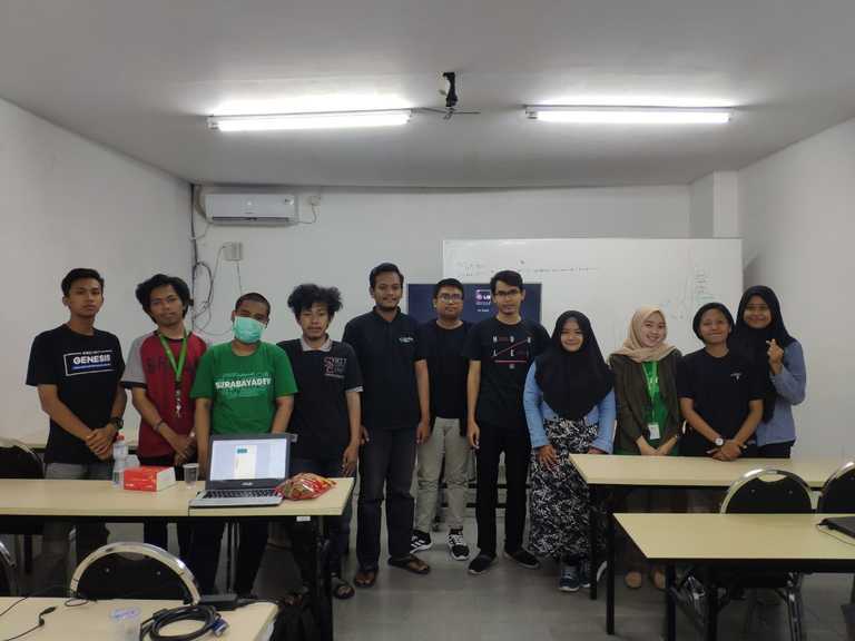Pengurus komunitas surabayadev sedang belajar UI UX