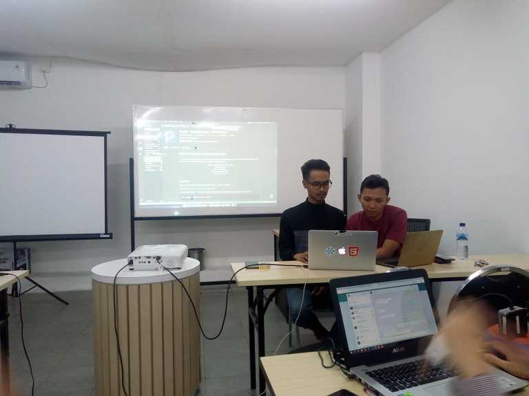 Antoni dan Arryangga Sedang mengajar JavaScript