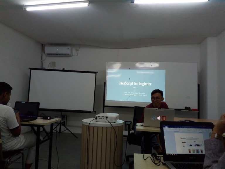 Materi yang dibawakan oleh Arryangga dan Antoni